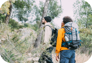 To unge med på ryggsekktur i naturen.