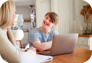 Ung man smiler til en kvinnelig samarbeidspartner.