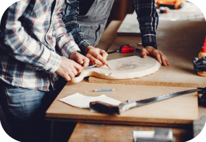 To menn sine hender som snekrer.