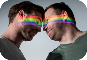 To menn panne mot panne med pridefarger malt i ansiktet.