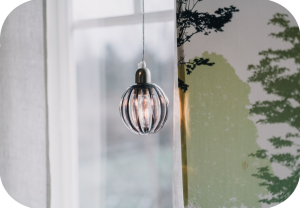 Liten lampe henger inne i vinduet.