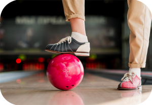 Fot på bowling-ball.