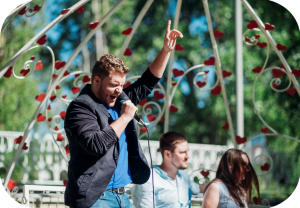 Mannlig artist synger på festival.